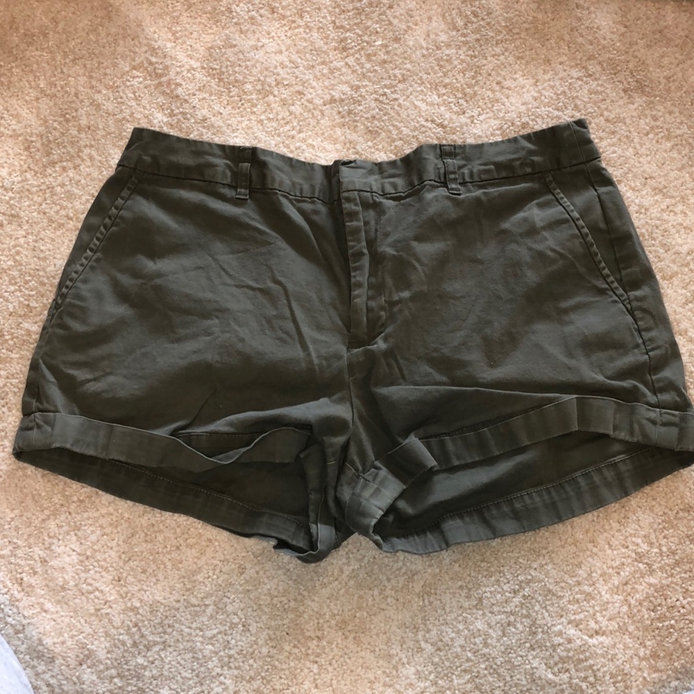 Olive green shorts so flattering!